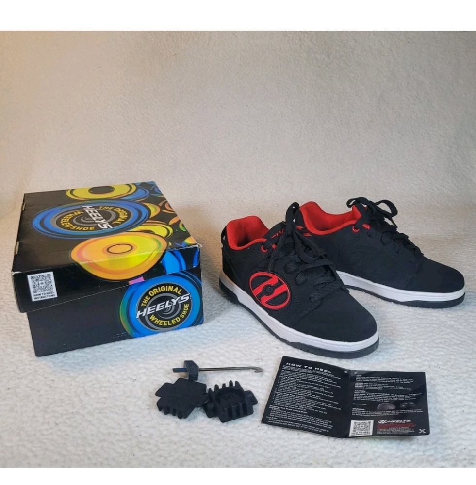 NEW Heelys Original Wheeled Shoes Pro 20 Skate Sneaker Size 5 Youth Black/Red